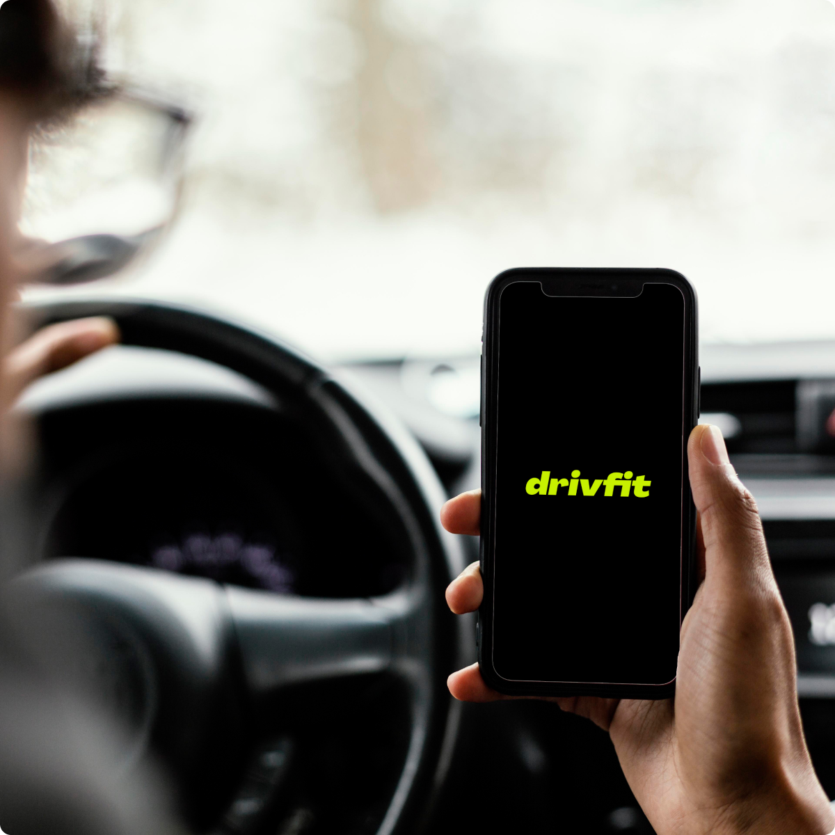 Motorista a usar a Drivfit no telemóvel