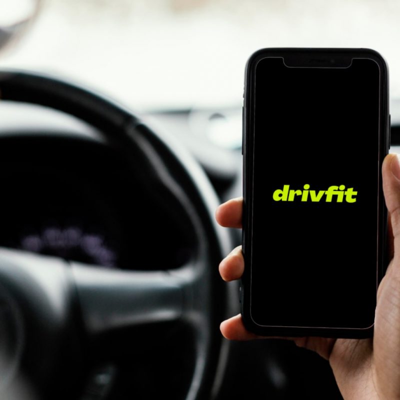Motorista a usar a Drivfit no telemóvel